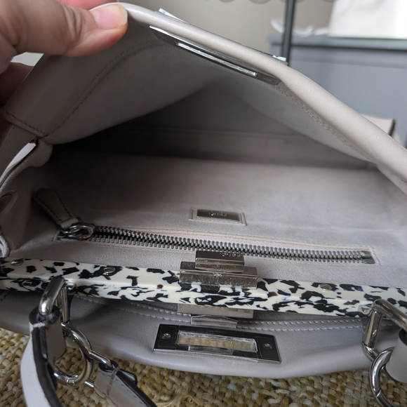 Elegant Beige Peekaboo Style Leather Handbag - Picture 5 of 13